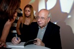 Luis Fernando Veríssimo autografa livro
